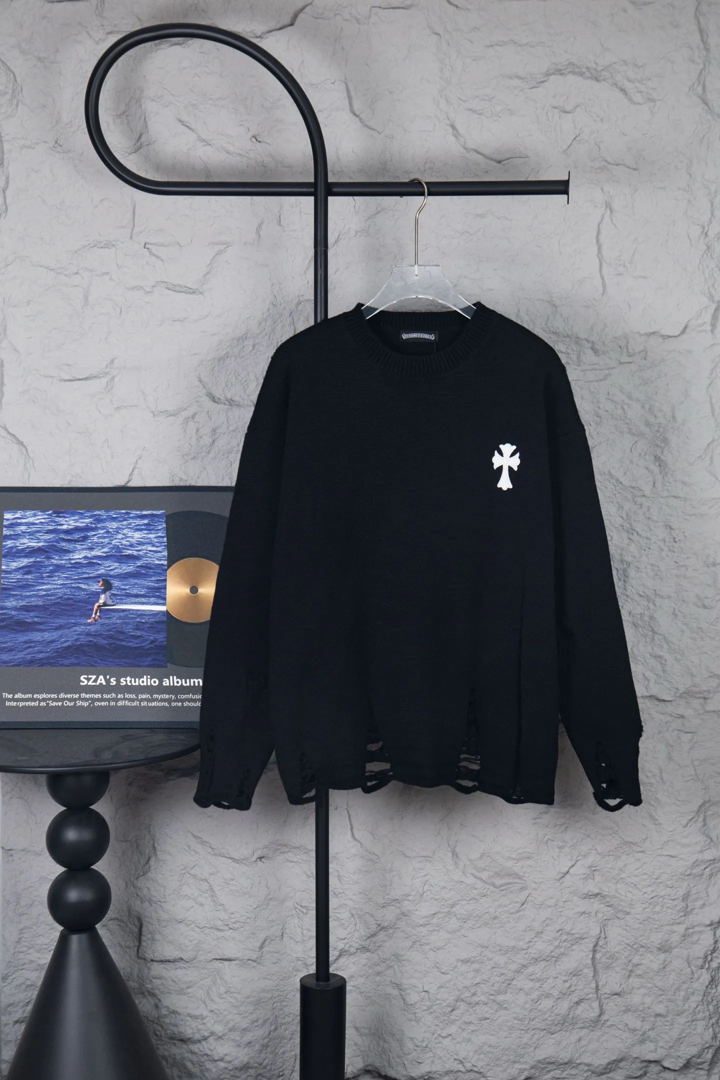 P250 Chrome Hearts CH Chrome Hearts Patch Cross Hole Knitted Sweater Pullover. The popular style is the same for men and women. It is matched with black and white. It looks good in real life. It looks good on the upper body. It looks good in daily wear. It is even more photogenic. It’s hard not to buy it. Buy it for me!!! Believe me, no one can refuse such a machine-length Chrome Hearts jacket. It has expanded the version based on the old version. The upper body is loose and stylish. The casual design of the hem is expanded to make fat people slim down to the extreme. Slim people are limited to high-end and high-end. 10,000 yuan ZP printing. 1:1 perfect restoration. Looks good when worn alone. Both men and women can control it easily. If you care more about quality, you must also respect the price. It is completely different from the thin see-through bottoms that pill when worn. If the style makes you shine at a glance, then quality is what you should pay more attention to. Compared with price, what we focus on is quality. Customers who have received my products know all about it. ️️️ Sweaters on the market are generally made of bract yarn. We use modal. Compared with core-spun yarn, the advantages are very intuitive: high cost, high price, high density, relatively expensive for developers, allowing us to make a lot less money. In addition, the upper body is delicate, anti-pilling, and high-end. We are conscientious sellers. Quality determines the upper body effect. No matter how bad the quality, the best style is still the temperament of the urban-rural fringe. We only do long-term business. Quality determines character. Take it back and wear it with confidence and wash it. The quality of the pattern will definitely make your eyes shine. We only make the right version of high quality. We make high-end hard goods. Reject junk goods and reject fast food. Conscientious quality and conscientious price. You deserve it!  Color: Black White Gray Red Size: S M L